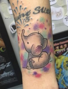 Baby Elefanten Tattoo auf dem Arm