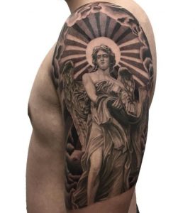 Schutzengel Tattoo Design am Oberarm