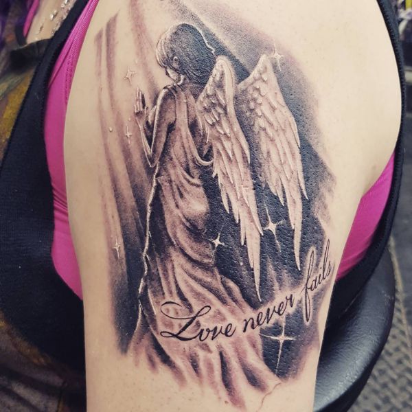 Kniender engel tattoo