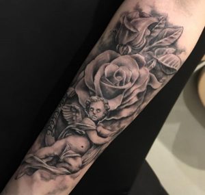 Baby Engel Design mit Rose am Unterarm