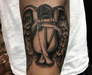 Gefallene Engel Tattoo auf dem Arm