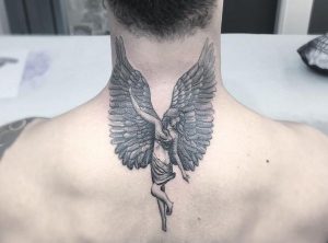 Engel Tattoo im Nacken