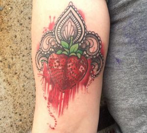 Aquarell Erdbeere und Mandala Design auf dem Arm