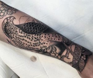 Falke als Tattoo am Unterarm