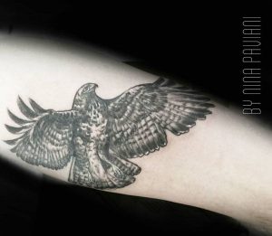 Falke Tattoo Design am Unterarm Innerseite
