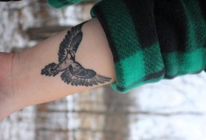 Falke als Tattoo am Handgelenk