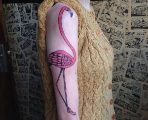 Flamingo auf Oberarm Frau