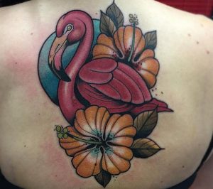 Flamingo mit Blumen am Rücken Frau