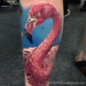 Flamingo Realistisch am Unterschenkel