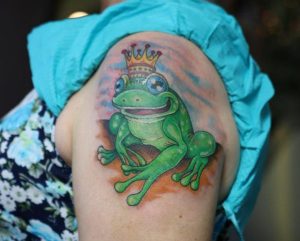 Frosch mit Krone Design am Oberarm