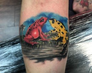 Zwei Frosch Design am Unterarm rot und gelb