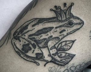 Tattoo Frosch mit Krone Design Schwarz und weiß