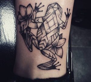 Tattoo Frosch mit Blumen Design Schwarz und weiß am Knöchel