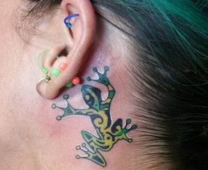 Tattoo Frosch Design hinter dem Ohr