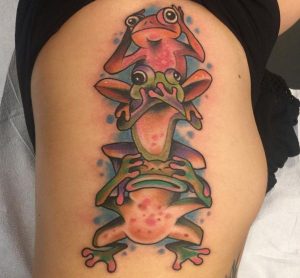 Drei Frosch Tattoo Spaß Design am Rippenbogen