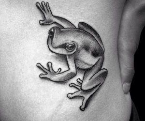 3D Frosch Tattoo Design am Rippenbogen Schwarz und weiß