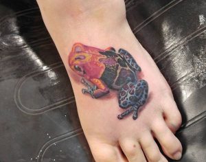 Bunte Frosch Tattoo Design am fuß