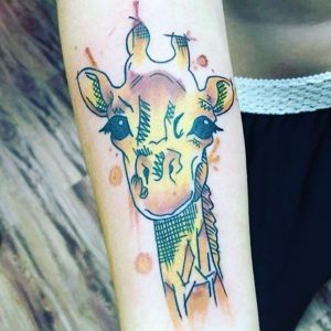 Aquarell Giraffe Tattoo Design am Unterarm