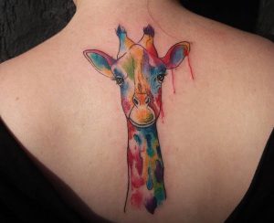 Bunte Giraffe Kopf Design am Rücken