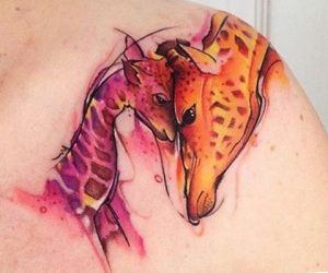 Wasserfarben Giraffe Tattoo Design am Schulterblatt