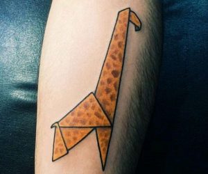 Origami Giraffe Tattoo Design am Unterarm