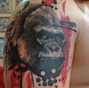 Abstract Gorilla Kopf Tattoo Design am Oberarm