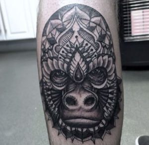 Mandala Gorilla Kopf Design auf der Bein