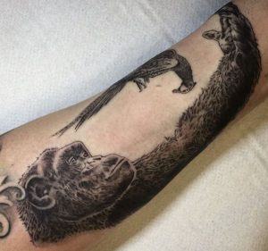 Gorilla mit Fasan Tattoo Design auf dem Arm