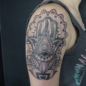 Mandala Hamsa Hand Design am Oberarm