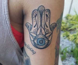 Hamsa Hand Tattoo Design am Oberarm Rücken
