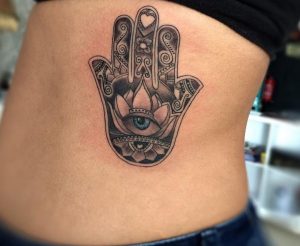 Hamsa Hand Tattoo Design am Rippenbogen
