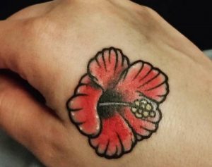 Tattoo Hibiskus auf der Hand