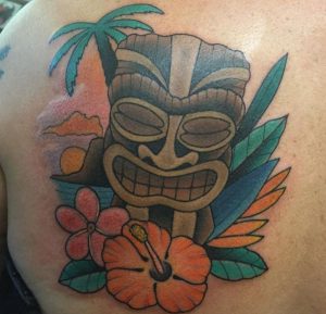 Die Hawaiianische Hibiskus Tattoo Design am Rücken