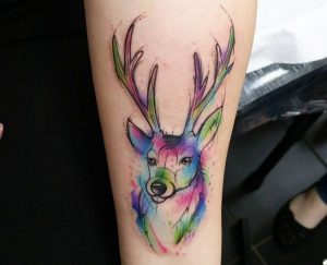Aquarell Hirschkopf Tattoo Design auf dem Arm