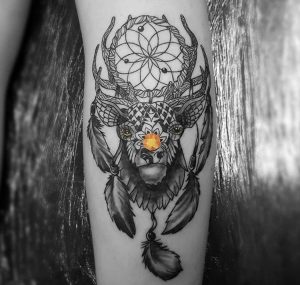 Traumfänger mit Hirschkopf Tattoo Design auf der Bein