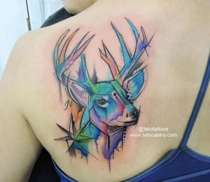 Wasserfarben Tattoo Hirsch Design am Rücken