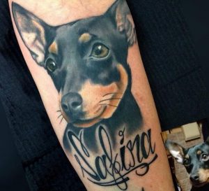 Hund Gestorben Design mit Namen auf dem Arm