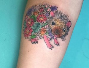 Bunte Igel Tattoo Design auf dem Arm