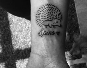 Kleiner Igel mit Namen Tattoo Design am Handgelenk
