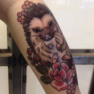 Igel mit Blumen Tattoo Design am Unterschenkel