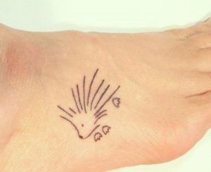 Kleiner Stachelschwein Tattoo Design am fuß
