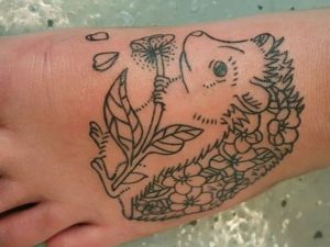 Igel mit Blume Tattoo Design Schwarz am fuß