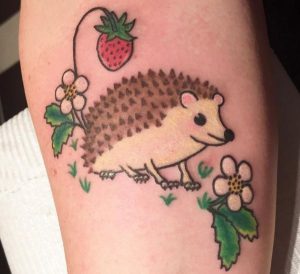 Igel und Erdbeeren mit Blumen Tattoo Design