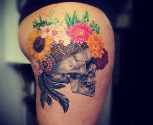 Indianer Skull mit Federn und Blumen auf der Hüfte für Frauen