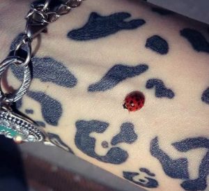 Jaguar Muster Tattoo am Handgelenk für Frauen