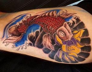 Japanischer Koi mit Lotusblüte Tattoo