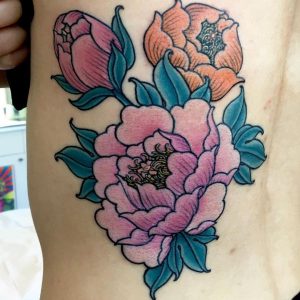 Japanische Blumen Tattoo Design am Rippenbogen