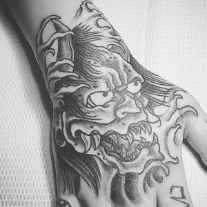 Japanische Oni Maske Tattoo auf der Hand