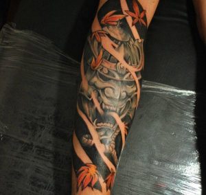 Japanische Oni Maske Tattoo mit Blatt auf dem Arm