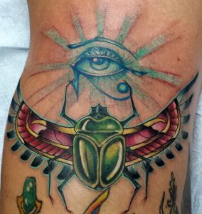 Käfer mit Auge des Re Tattoo auf der Bein